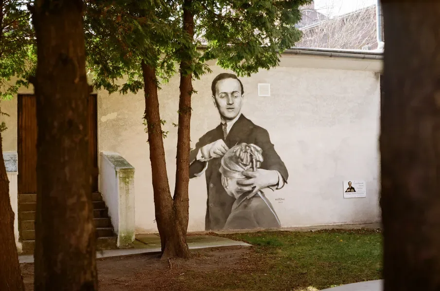 Mural przy budynku szkoły